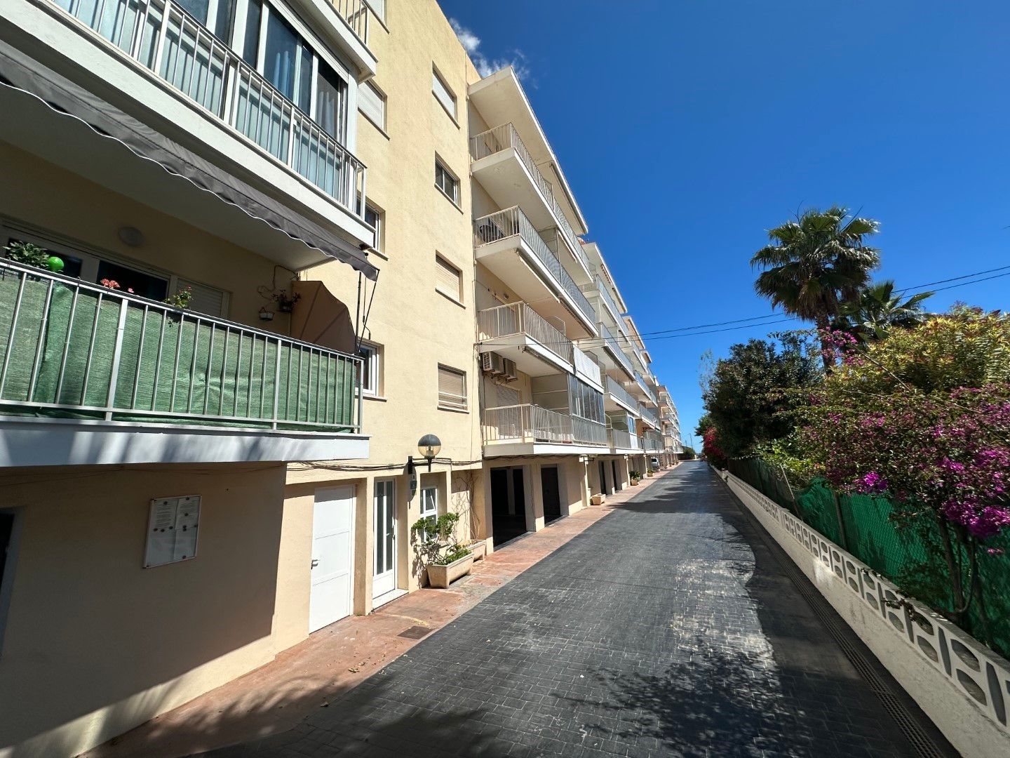 A004 - Apartment on the beachfront with sea views in Denia.