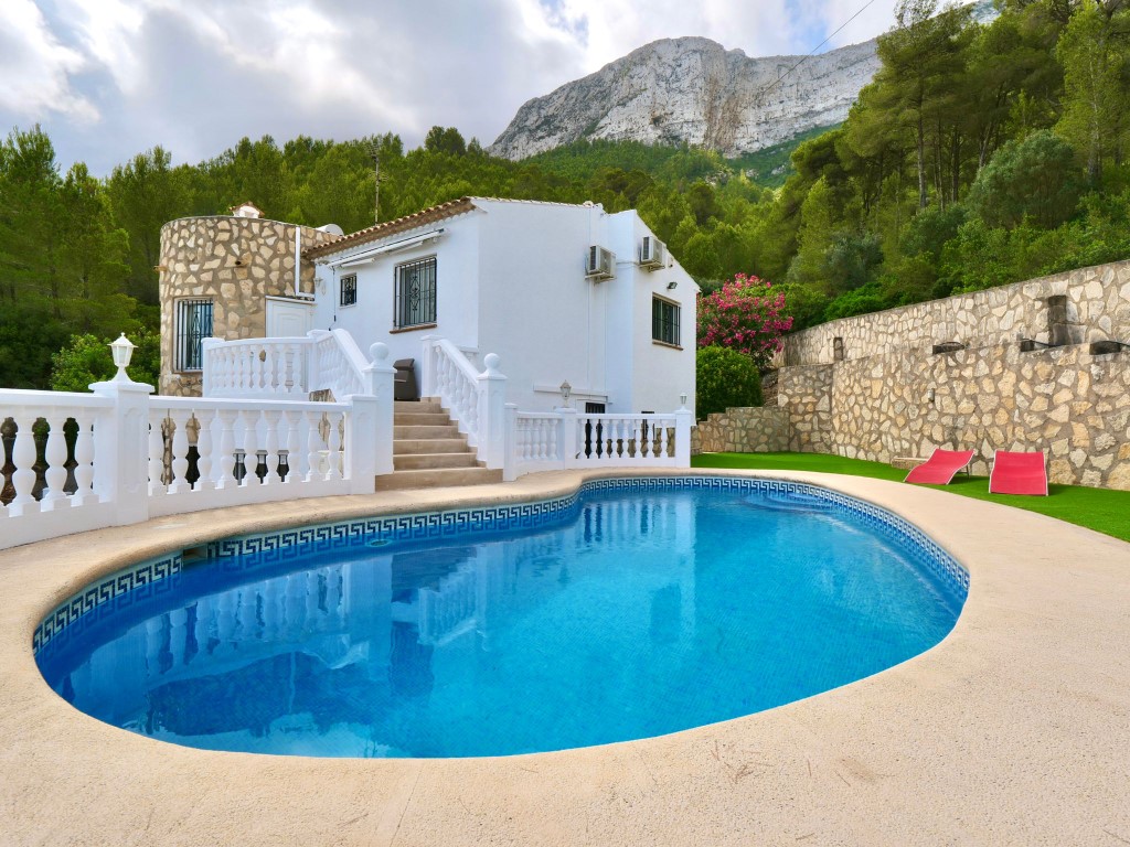 Villa for sale on the Montgó mountain with spectacular sea views