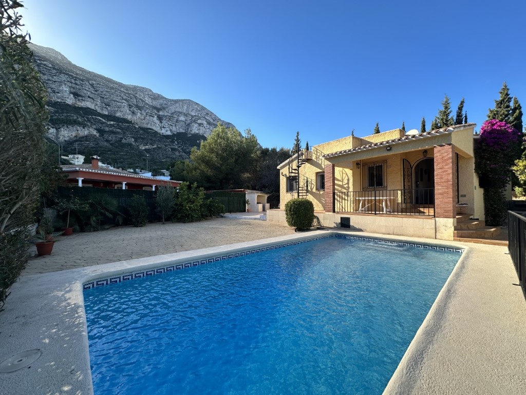 Villa mit 3 Schlafzimmern und Blick auf den Berg Montgó zu verkaufen.