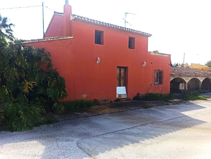 Rustic Villa for sale with plot of land in Beniarbeig