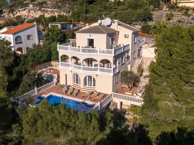 Villa à vendre à Denia avec vue sur la mer et la montagne