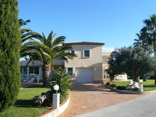 Villa for sale with large plot in Las Marinas Denia