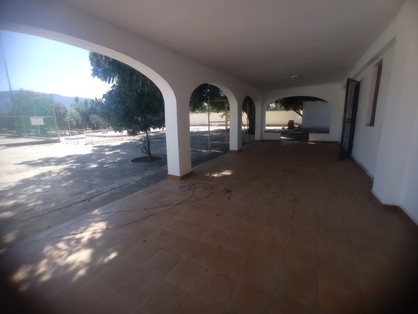 Villa for sale in the marinas with large plot and pool