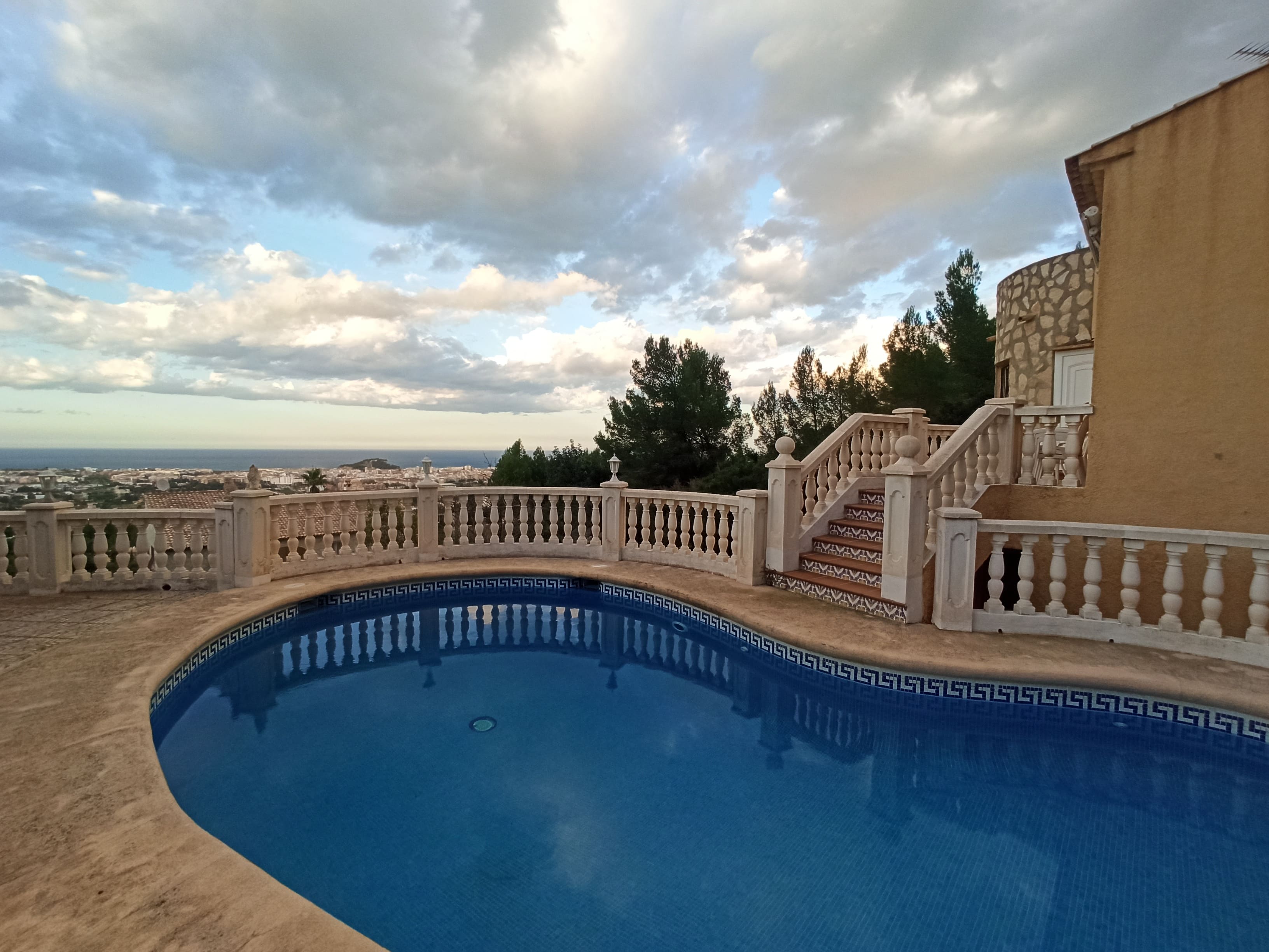 Chalet venta en Denia con piscina y vistas al mar