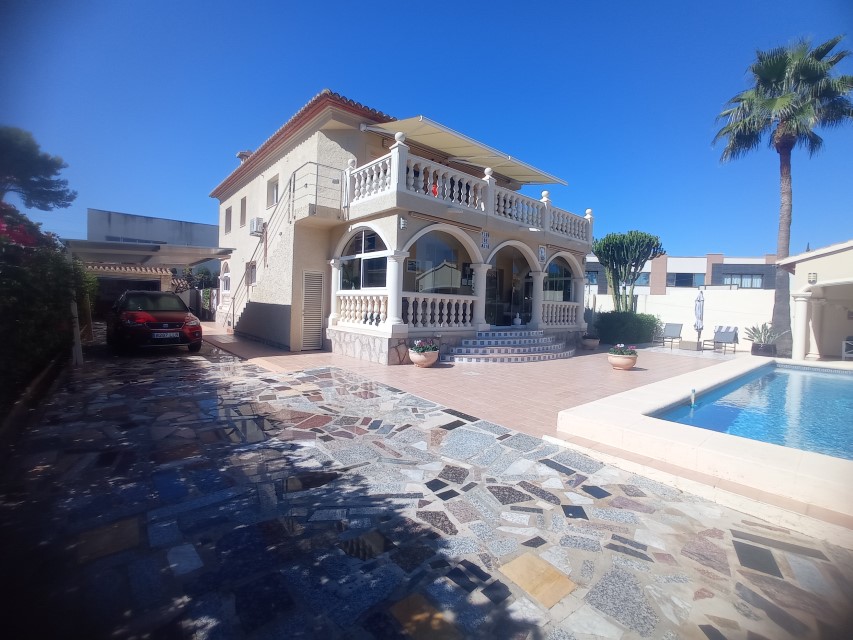 Villa for sale near the nautical club and Denia