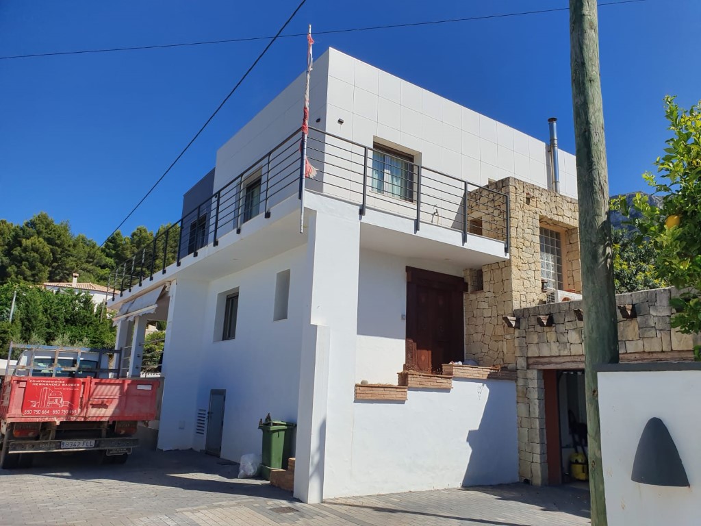 Modern and renovated villa for sale in Denia with sea views